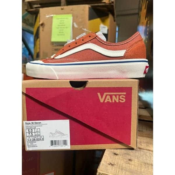Palé mixto de zapatillas Vans y Converse al por mayor, 100 unidades.