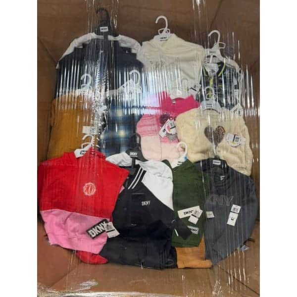 Assortiment de 50 pièces de ensembles pour filles et garçons DKNY en gros.