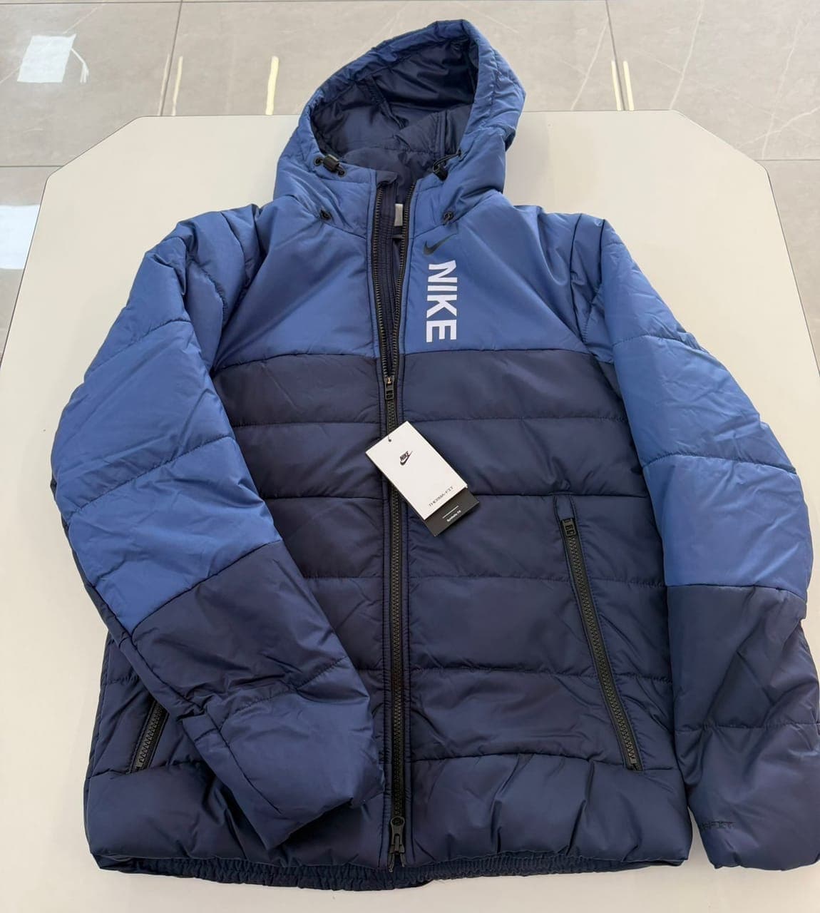 Mélange d'Offre de Vente en Gros de Vêtements Authentiques Nike de Fin de Saison